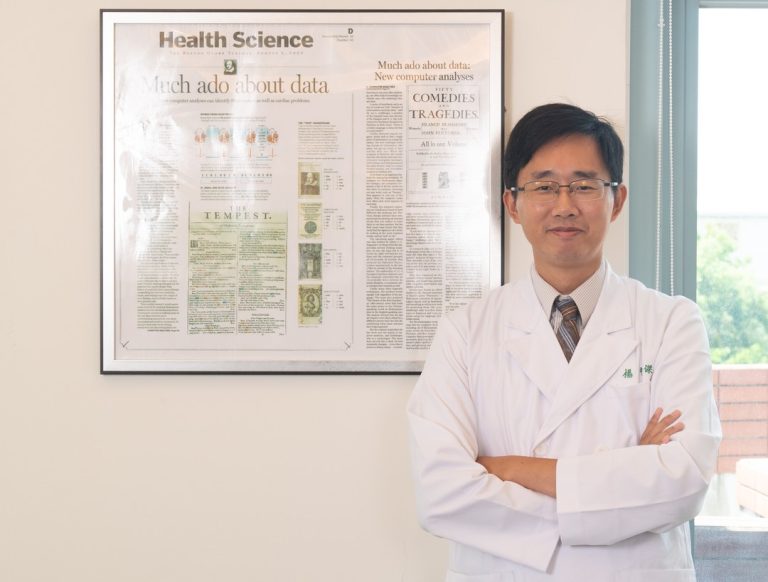 陽明大學數位醫學中心楊智傑執行長專訪側拍