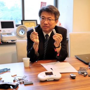 中心郭博昭主任與遠距照護器材合影