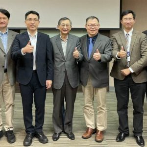 陽明大學與交通大學今天共同舉辦「智慧醫療論壇」，與會長官合影