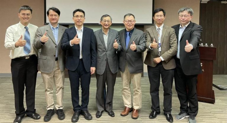 陽明大學與交通大學今天共同舉辦「智慧醫療論壇」，與會長官合影