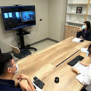 老師與學生進行視訊會議實拍圖