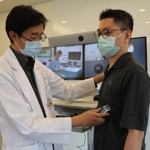楊智傑老師手持醫療設備於真人示範模擬教學
