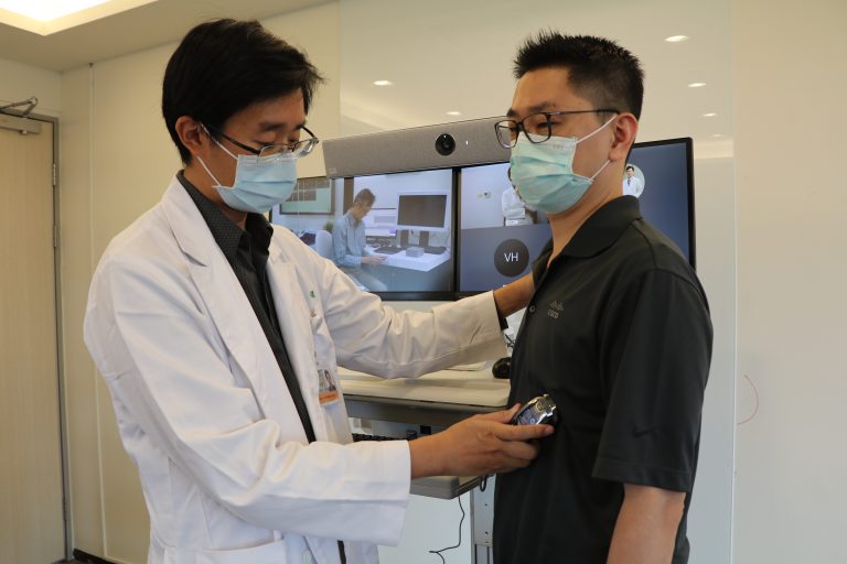 楊智傑老師手持醫療設備於真人示範模擬教學