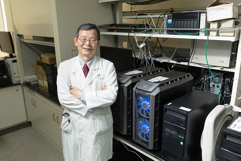 陽明大學醫學院陳震寰院長與器材設備合影