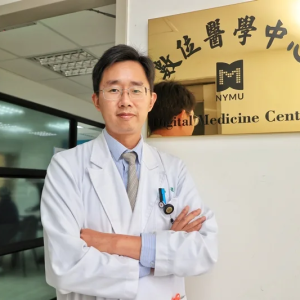 楊智傑主任於研究中心門前與中心招牌合影